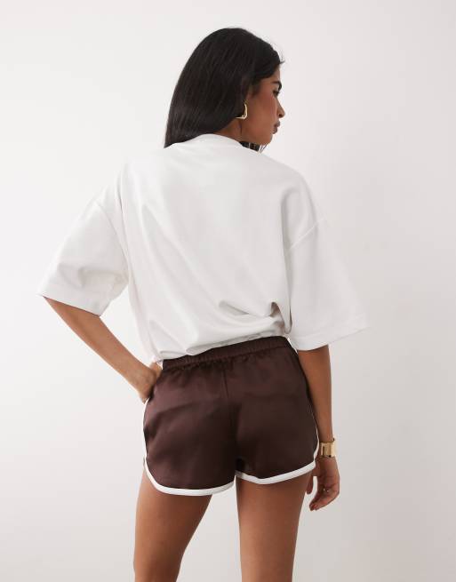 ASOS DESIGN - Chokoladebrune og hvide løbeshorts med kontrasterende sømme i satin, 5 af 5