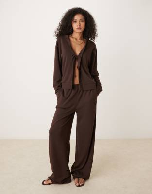 ASOS DESIGN - Chokoladebrune strikkede bukser med brede ben - Del af sæt - view 1