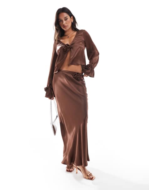 ASOS DESIGN - Chokoladebrunt sæt med bluse med bindebånd foran og corsage-detalje og maxinederdel i satin - view 1