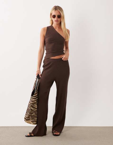 ASOS DESIGN - Chokoladebrunt sæt med bukser med lige ben og oneshoulder-top i ribstrik - view 1