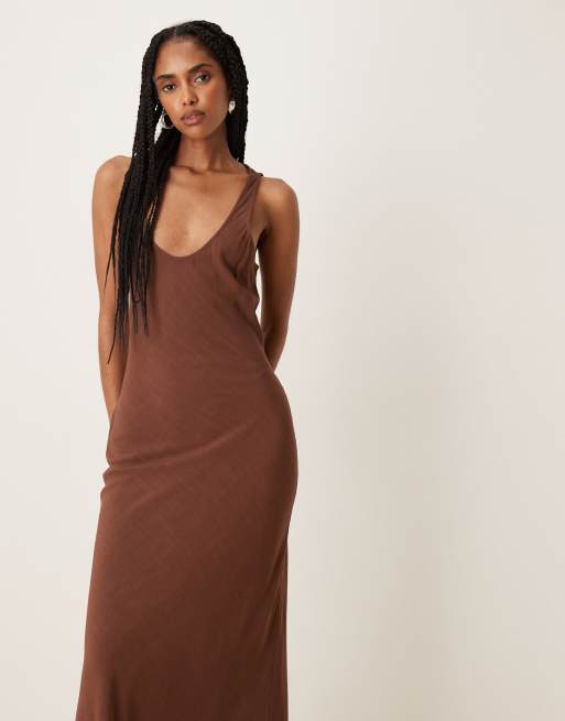 ASOS DESIGN - Chokoladefarvet slip-kjole i maxilængde i hørlook med tværsnit, 2 af 4