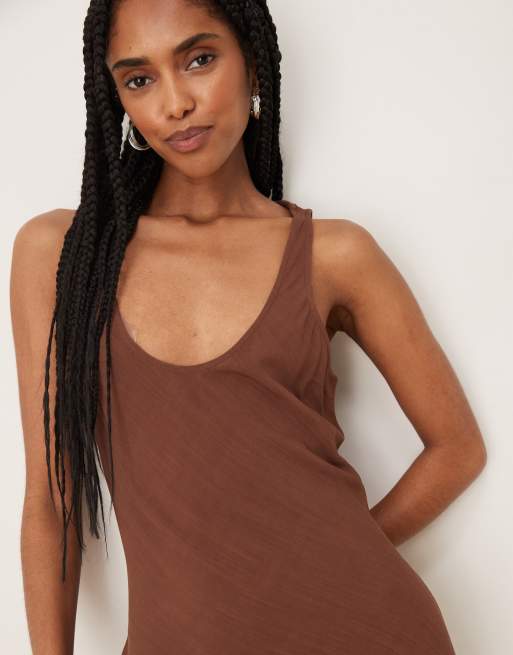ASOS DESIGN - Chokoladefarvet slip-kjole i maxilængde i hørlook med tværsnit, 4 af 4