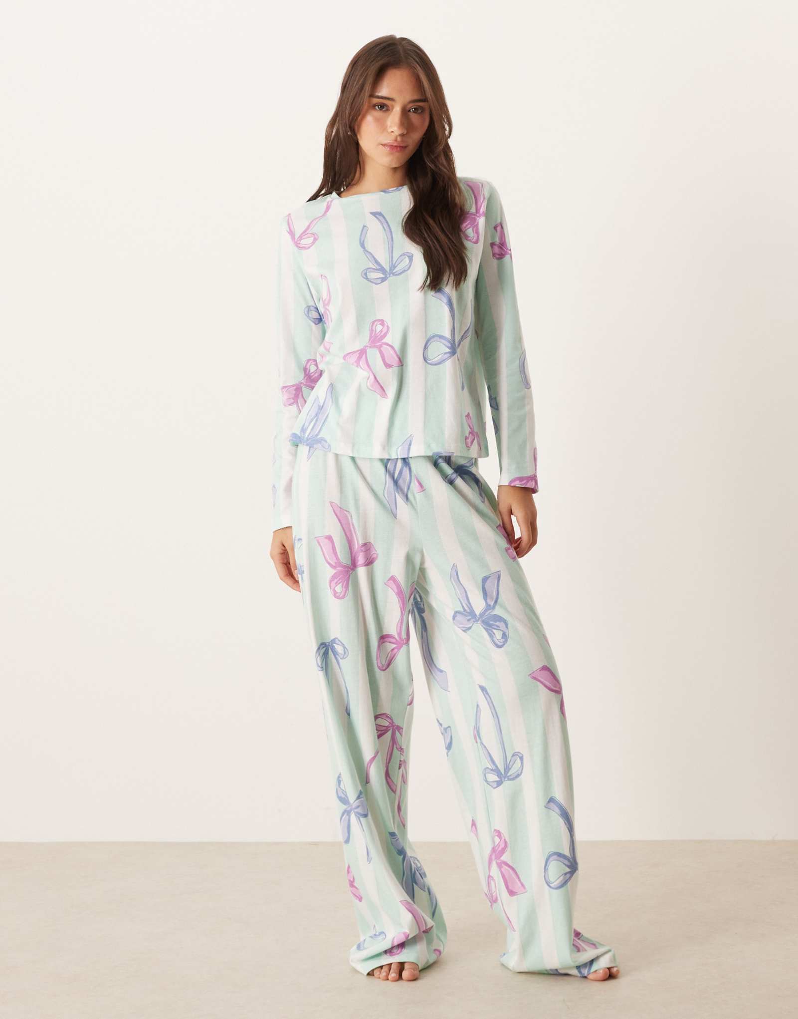 Пижамный комплект ASOS DESIGN с рождественским бантом и длинными рукавами и брюками в синюю полоску