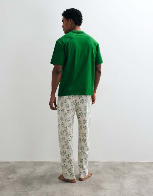 ASOS DESIGN Christmas pyjamassæt med Rudolf-grafik i grøn, 3 af 4