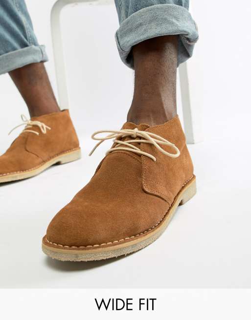 ASOS DESIGN Chukka Boots aus hellbraunem Wildleder in weiter Passform ASOS