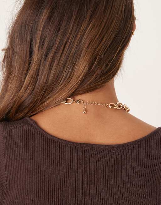 ASOS DESIGN chunky chain necklace with snaffle detail in gold tone, 3 of 3