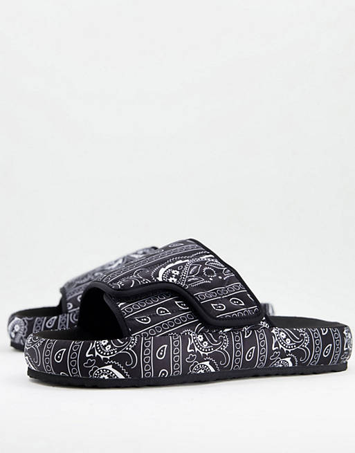 Gifts chunky slippers in bandana print 