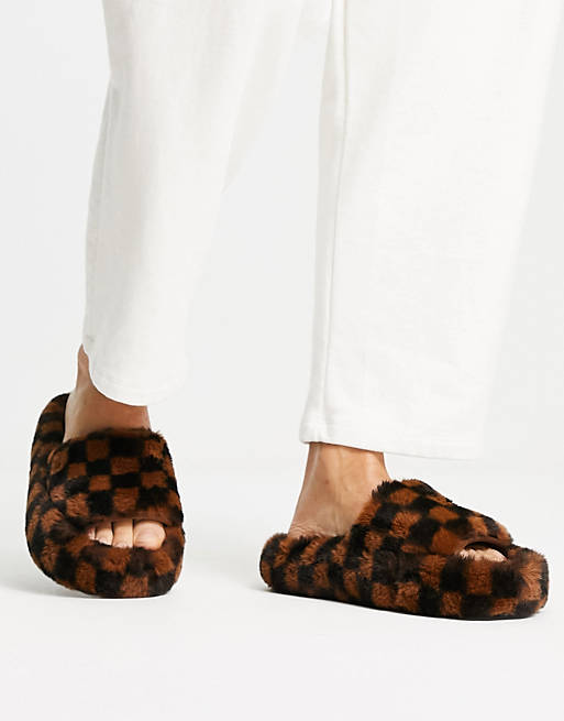 Gifts chunky slippers in brown checkerboard faux fur 