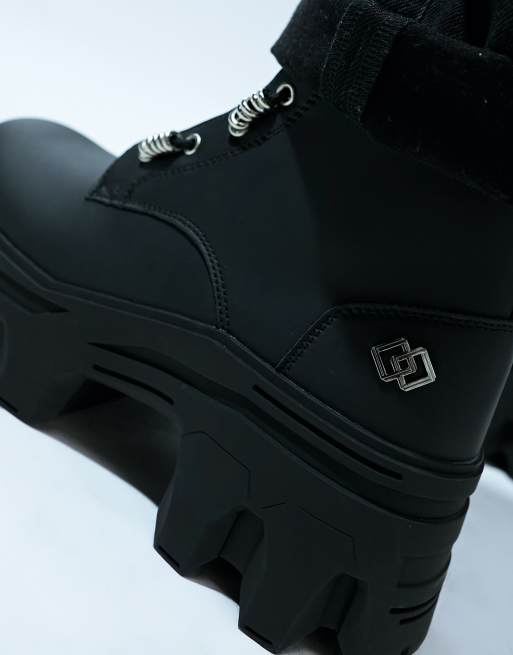 ASOS DESIGN - Chunky sorte snørestøvler med sølvfarvet monogram-detalje, 3 af 4