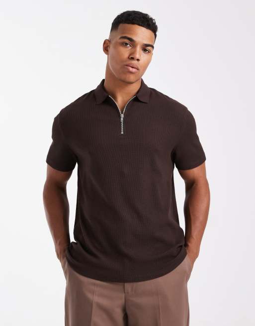 ASOS DESIGN – Ciemnobrązowa koszulka polo o waflowej fakturze z zamkiem pod szyją