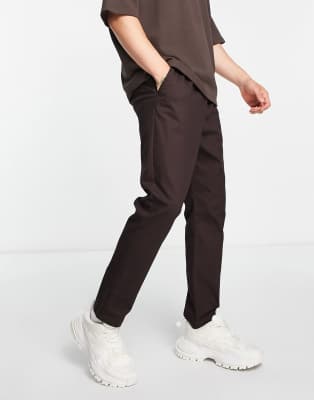 ASOS DESIGN – Ciemnobrązowe zwężane chinosy z elastyczną talią 