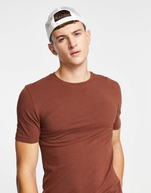 ASOS DESIGN – Ciemnobrązowy T-shirt z okrągłym dekoltem o kroju podkreślającym sylwetkę