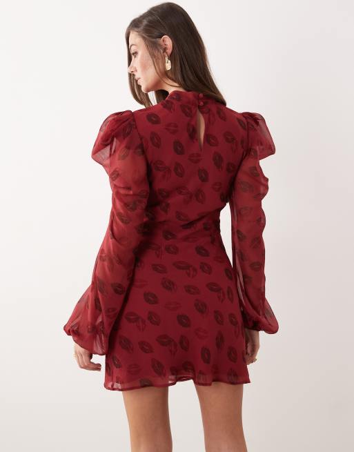 ASOS DESIGN – Ciemnoczerwona sukienka mini z zabudowanym dekoltem i wzorem w usta, 4 z 4