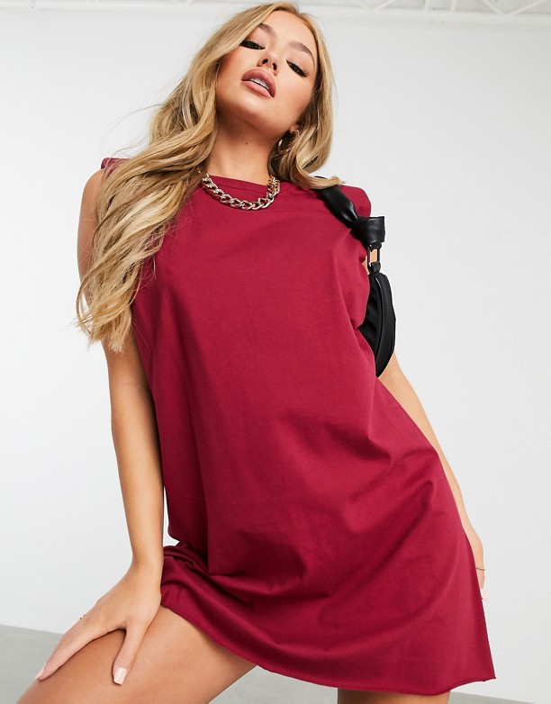  Projektant ASOS DESIGN – Ciemnoczerwona T-shirtowa sukienka mini bez rękawÓw z poduszkami na ramionach Czerwień Oxblood