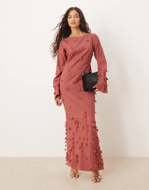 ASOS DESIGN – Ciemnoczerwona zdobiona kwiatkami sukienka maxi z rozszerzanymi rękawami