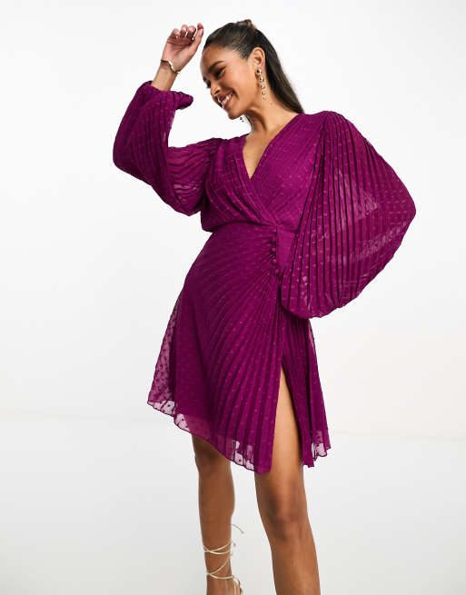 ASOS DESIGN – Ciemnofioletowa plisowana sukienka kopertowa mini z szyfonowego materiału dobby z ozdobnymi guzikami