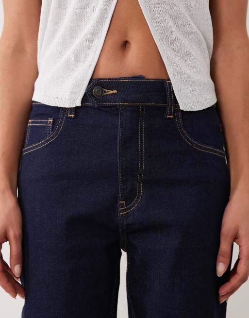 ASOS DESIGN – Ciemnogranatowe jeansy capri z kieszeniami z przodu, 5 z 5
