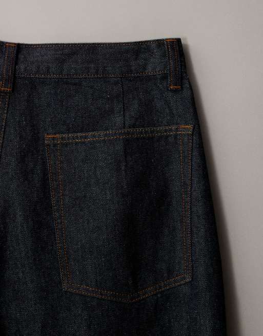 ASOS DESIGN – Ciemnogranatowe jeansy z baryłkowymi nogawkami i zakładkami, 6 z 7