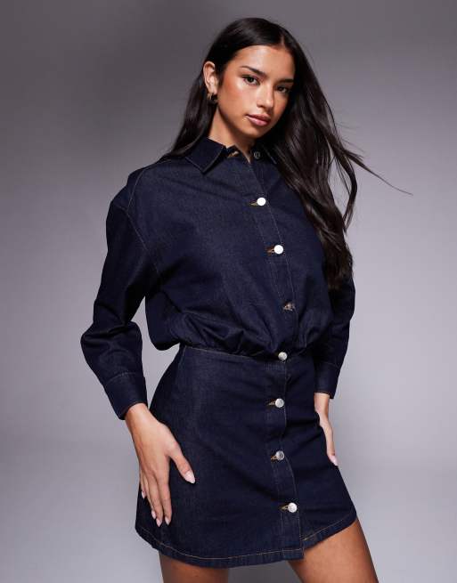 ASOS DESIGN – Ciemnoniebieska jeansowa sukienka koszulowa mini z dopasowaną spódnicą i poduszkami na ramionach