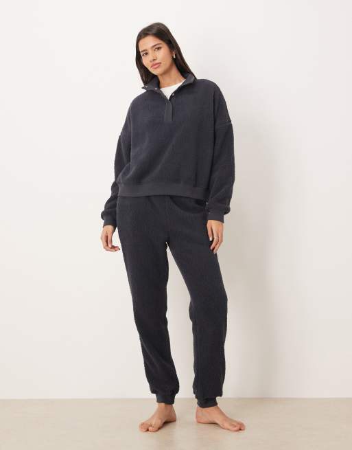 ASOS DESIGN – Ciemnoniebieski miękki sweter dresowy z wysokim kołnierzem, 4 z 4