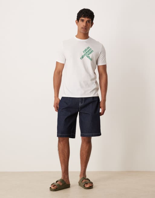 ASOS DESIGN – Ciemnoniebieskie długie jortsy jeansowe z surowego denimu z zakładkami na kieszeniach