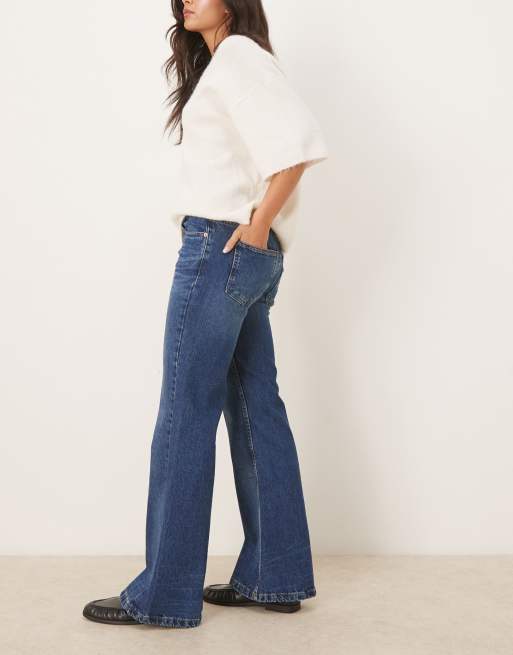 ASOS DESIGN – Ciemnoniebieskie jeansy dzwony o luźnym kroju, 2 z 5
