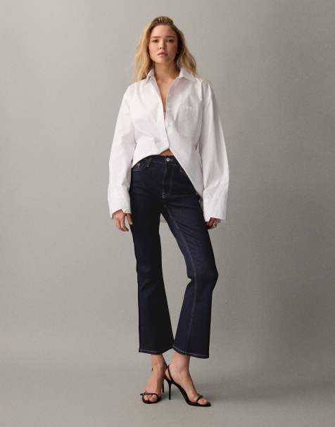 ASOS DESIGN – Ciemnoniebieskie jeansy z rozszerzanymi nogawkami, o krótkim fasonie - view 1