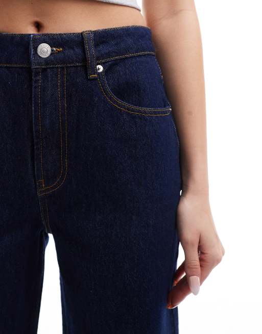 ASOS DESIGN – Ciemnoniebieskie krótkie jeansy z szerokimi nogawkami, 4 z 5