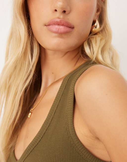 ASOS DESIGN – Ciemnooliwkowy prążkowany podkoszulek z dekoltem w szpic, 3 z 4