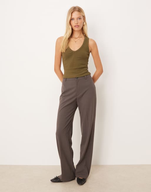 ASOS DESIGN – Ciemnooliwkowy prążkowany podkoszulek z dekoltem w szpic, 4 z 4