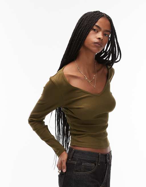 ASOS DESIGN – Ciemnooliwkowy prążkowany top z długimi rękawami i dekoltem w szpic