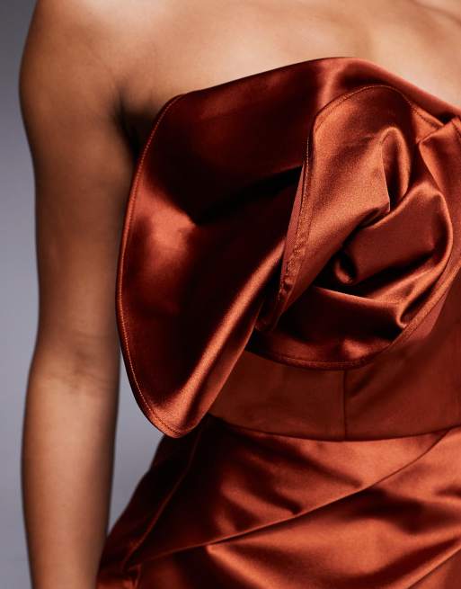 ASOS DESIGN – Ciemnopomarańczowa satynowa sukienka z dekoltem bandeau, bukiecikiem i zakładkami na spódnicy, 2 z 4