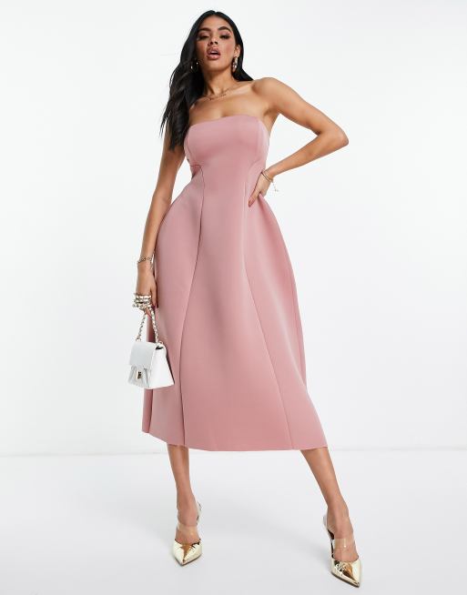 ASOS DESIGN – Ciemnoróżowa rozkloszowana sukienka midi z odkrytymi plecami i dekoltem bandeau