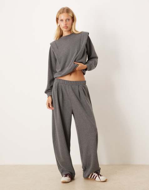 ASOS DESIGN – Ciemnoszare joggersy z baryłkowymi nogawkami, zakładkami i obniżonym stanem, część zestawu - view 1