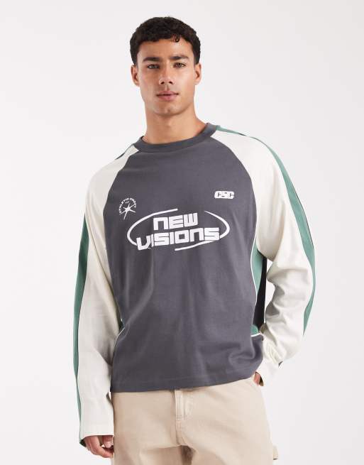 ASOS DESIGN – Ciemnoszary T-shirt oversize o pudełkowy kroju z długimi rękawami z łączonych elementów i sportową grafiką