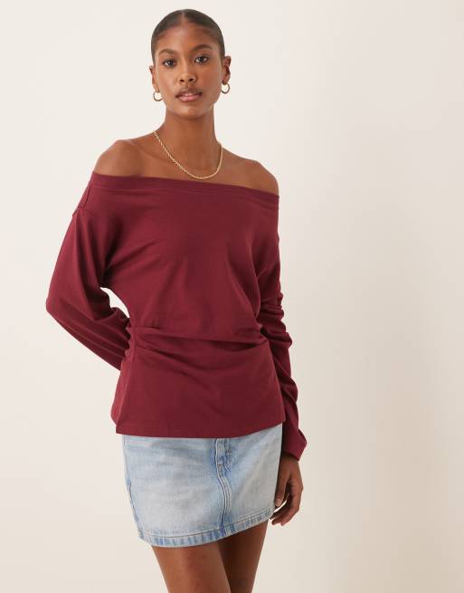 ASOS DESIGN – Ciemnowiśniowy T-shirt z długimi rękawami, odsłoniętym ramieniem i gorsetową talią
