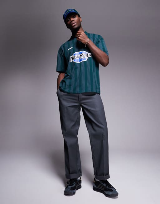 ASOS DESIGN – Ciemnozielona koszulka polo o kroju oversize z nadrukiem sportowym, 3 z 4