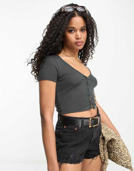 ASOS DESIGN – Ciemnozielona prążkowana koszulka z dekoltem w kształcie litery V i guzikami na przodzie