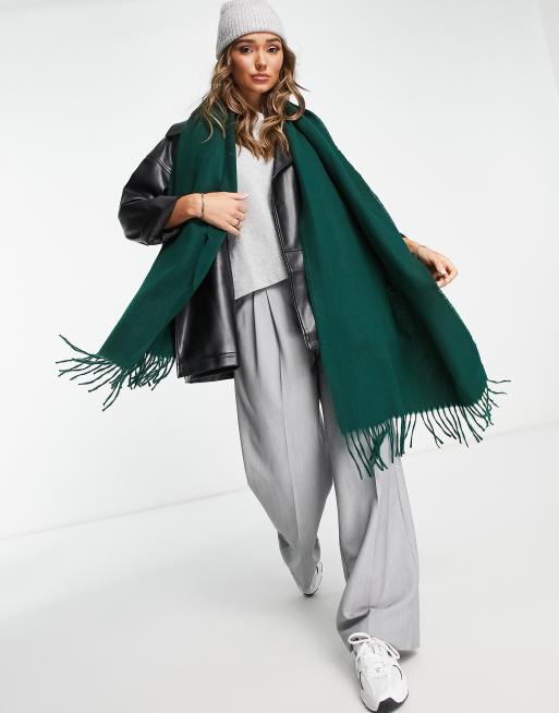 ASOS DESIGN – Ciemnozielony bardzo miękki szal z frędzlami