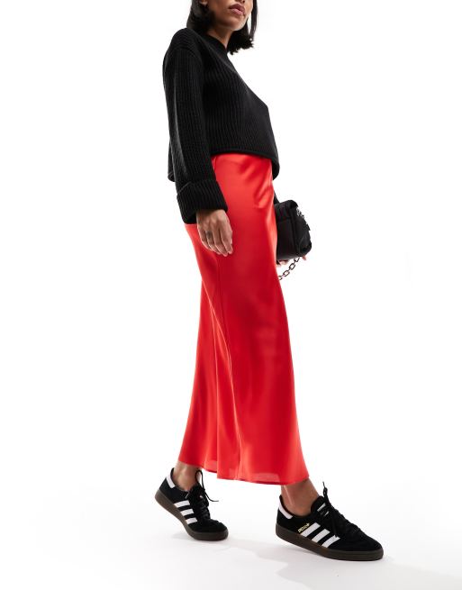 ASOS DESIGN – Cięta ze skosu czerwona satynowa spódnica midi, 3 z 5
