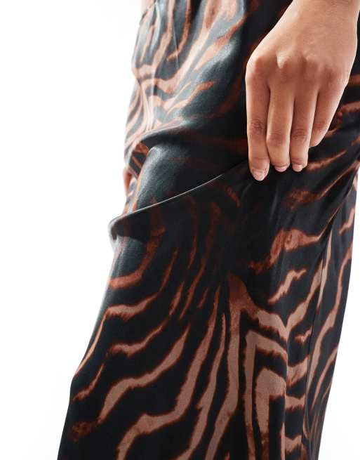 ASOS DESIGN – Cięta ze skosu satynowa spódnica maxi w paski zebry, 3 z 5