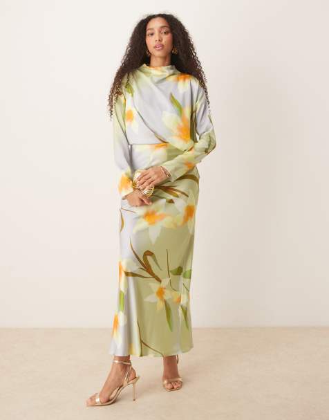 ASOS DESIGN – Cięta ze skosu satynowa sukienka maxi z mocno zabudowanym dekoltem i ozdobnymi rękawami w żółty kwiatowy wzór - view 1