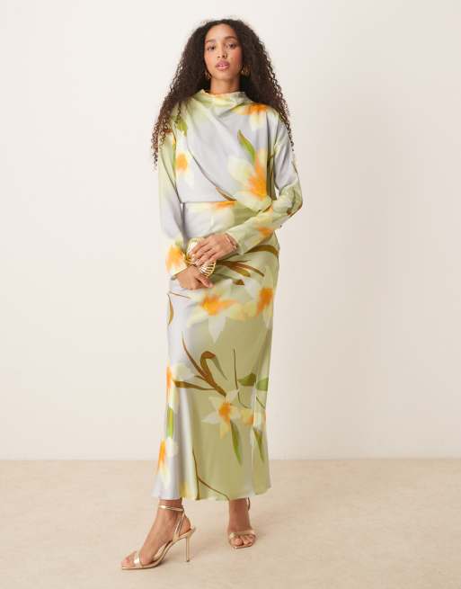 ASOS DESIGN – Cięta ze skosu satynowa sukienka maxi z mocno zabudowanym dekoltem i ozdobnymi rękawami w żółty kwiatowy wzór