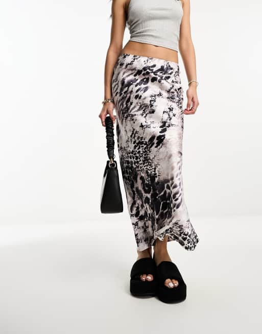 ASOS DESIGN – Cięta ze skosu satynowa sukienka midi we wzór skóry węża