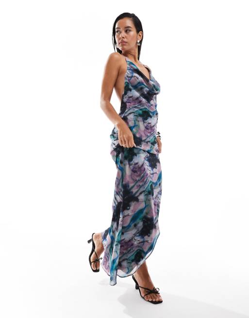 ASOS DESIGN – Cięta ze skosu sukienka maxi z drapowanym dekoltem halter i asymetrycznym dołem w rozmyty abstrakcyjny wzór
