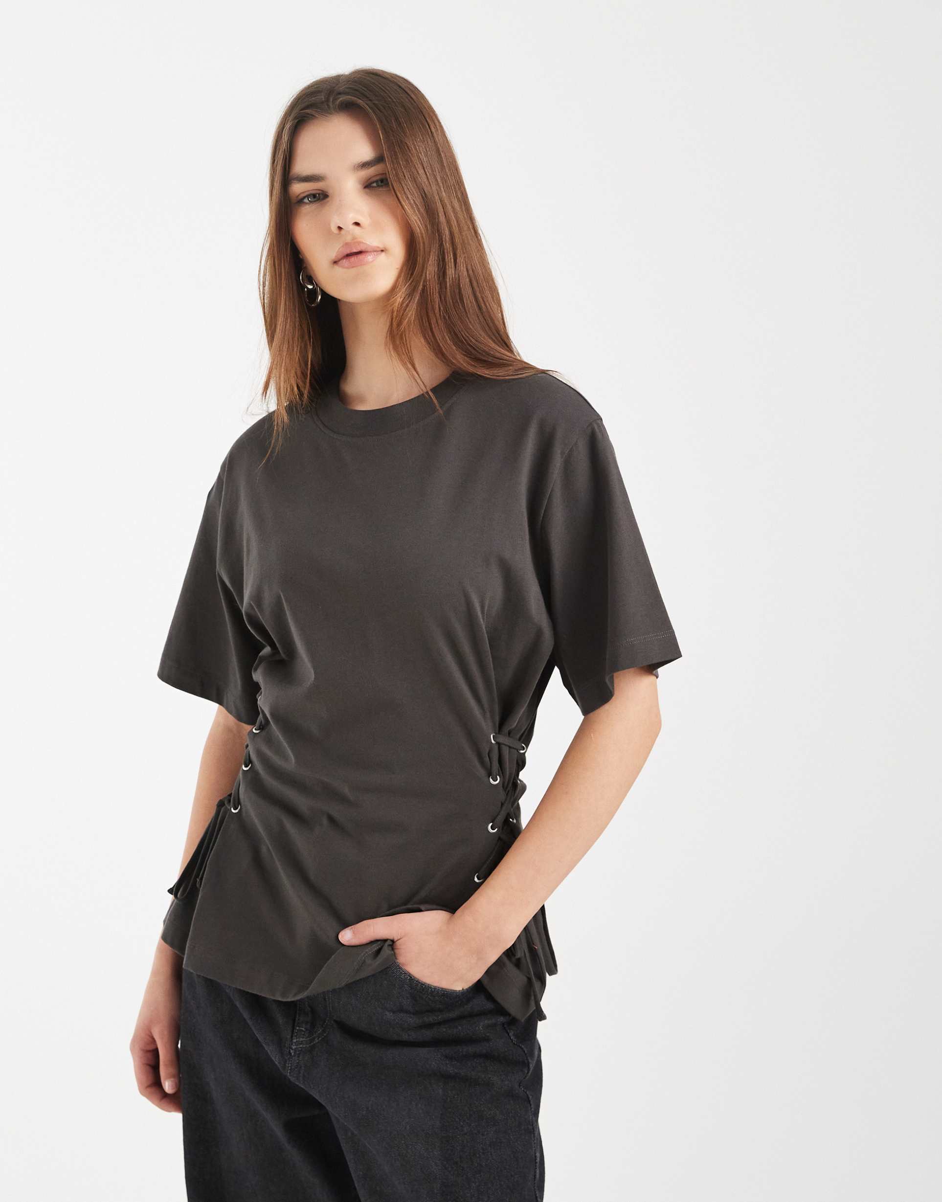 asos design cinch tie side t-shirt in charcoal
