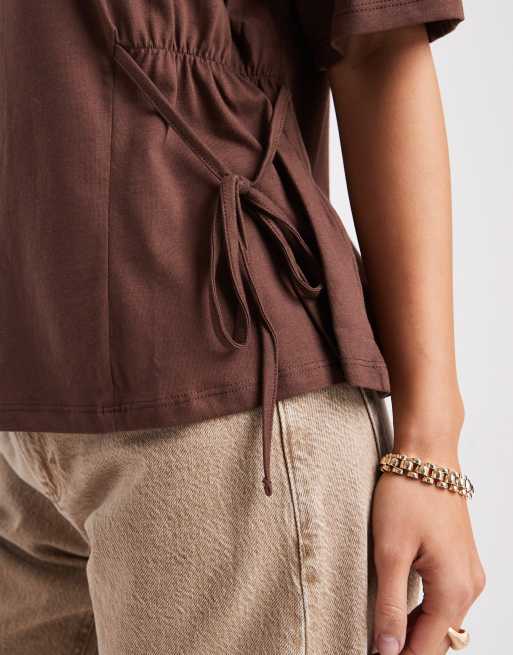 ASOS DESIGN cinch tie sides t-shirt in chocolate