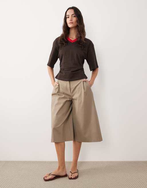 ASOS DESIGN cinch waist t-shirt with contrast red v neck in chocolate, 3 of 4