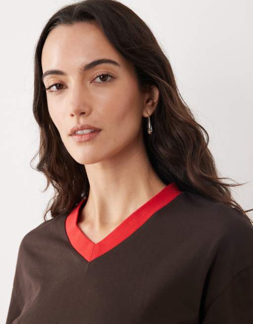 ASOS DESIGN cinch waist t-shirt with contrast red v neck in chocolate, 4 of 4