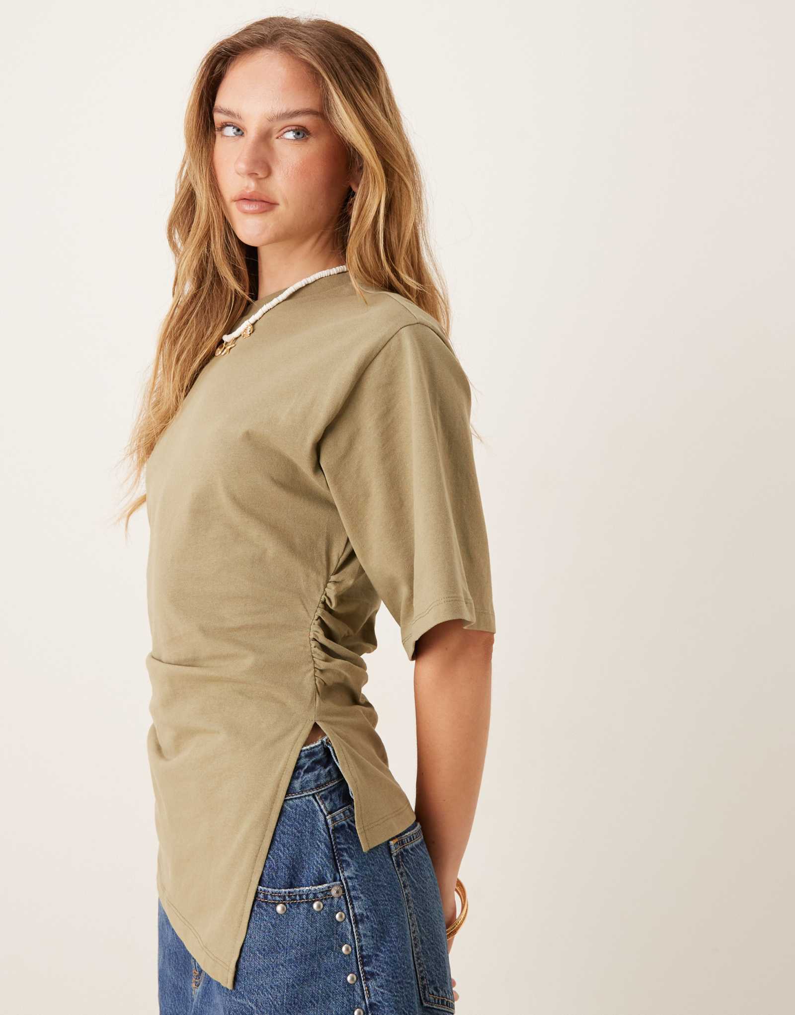 Футболка ASOS DESIGN с асимметричным подолом на резинке оливкового цвета